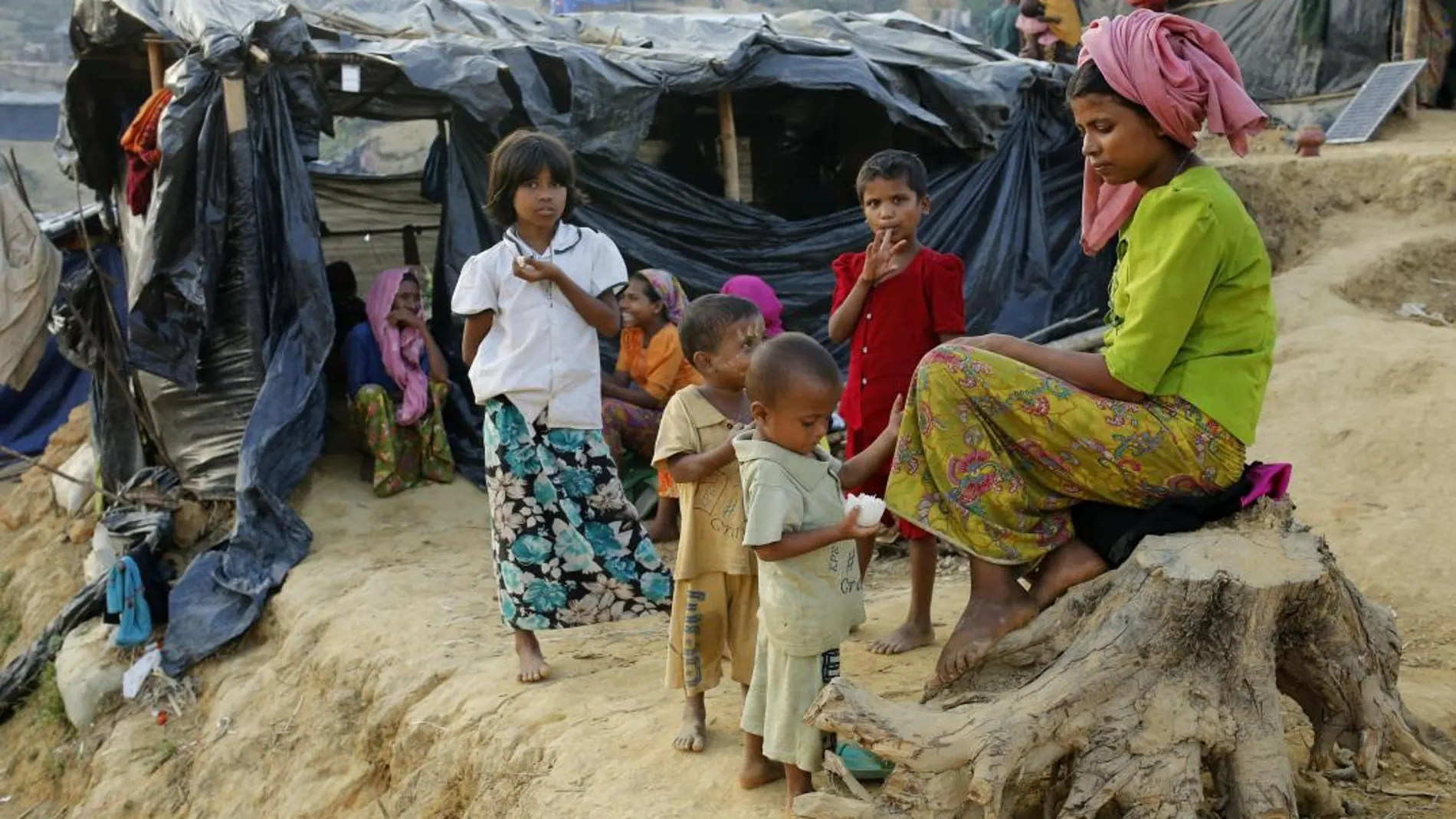 Refugiados rohinyás esperan en lo alto de una colina para colocar sus tiendas de campaña en el campamento Balukhali, en Ukhiya, Bangladesh, en noviembre