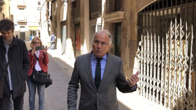 Josep Bou a punto de entrar en el edificio de un narcopiso durante la campaña electoral