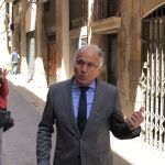Josep Bou a punto de entrar en el edificio de un narcopiso durante la campaña electoral