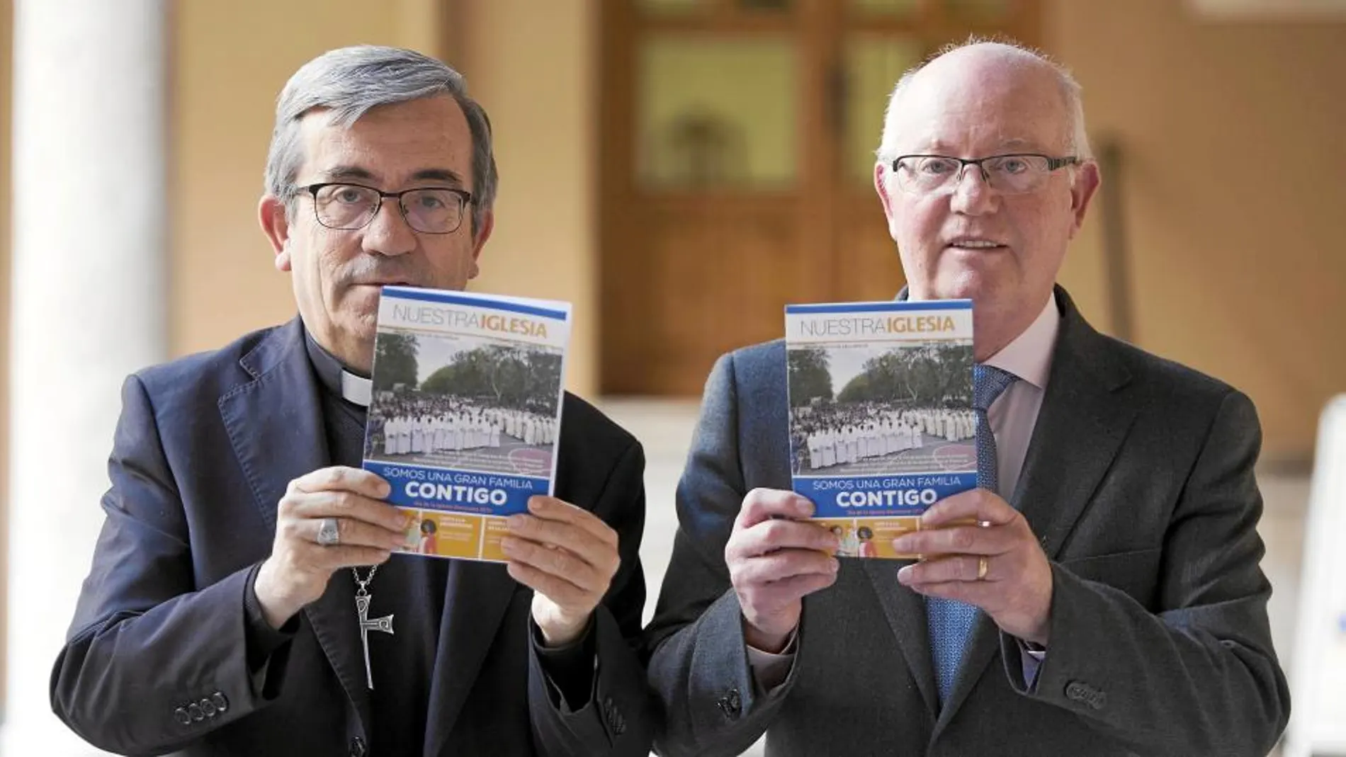El obispo auxiliar de Valladolid, Luis Argüello, junto con el ecónomo de la Diócesis, José María Conde, presentan el estado de las Cuentas de la Diócesis vallisoletana.