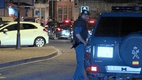 Control de la Guardia Civil la noche siguiente a la agresión en el bar de Alsasua, que aparece al fondo