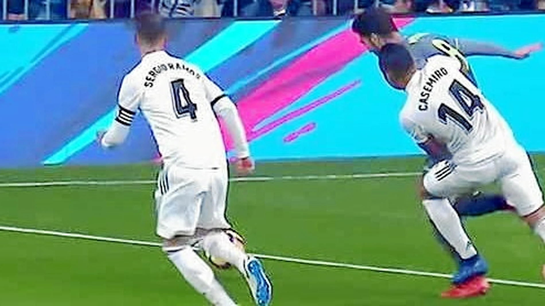 El VAR de «El chiringuito»: ¿Penalti de Casemiro a Mikel Merino?