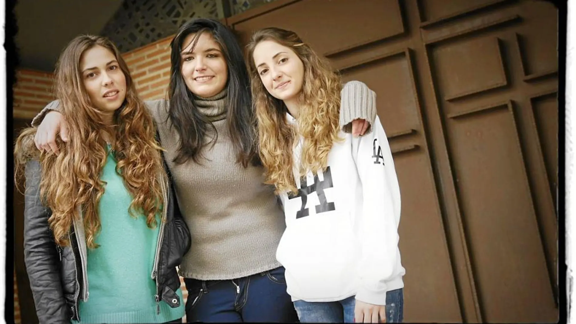 María Díaz, Miriam Atienza y Ana Aparicio, de la parroquia de San Gabriel de la Dolorosa, se han preparado durante dos años para recibir el sacramento de la confirmación