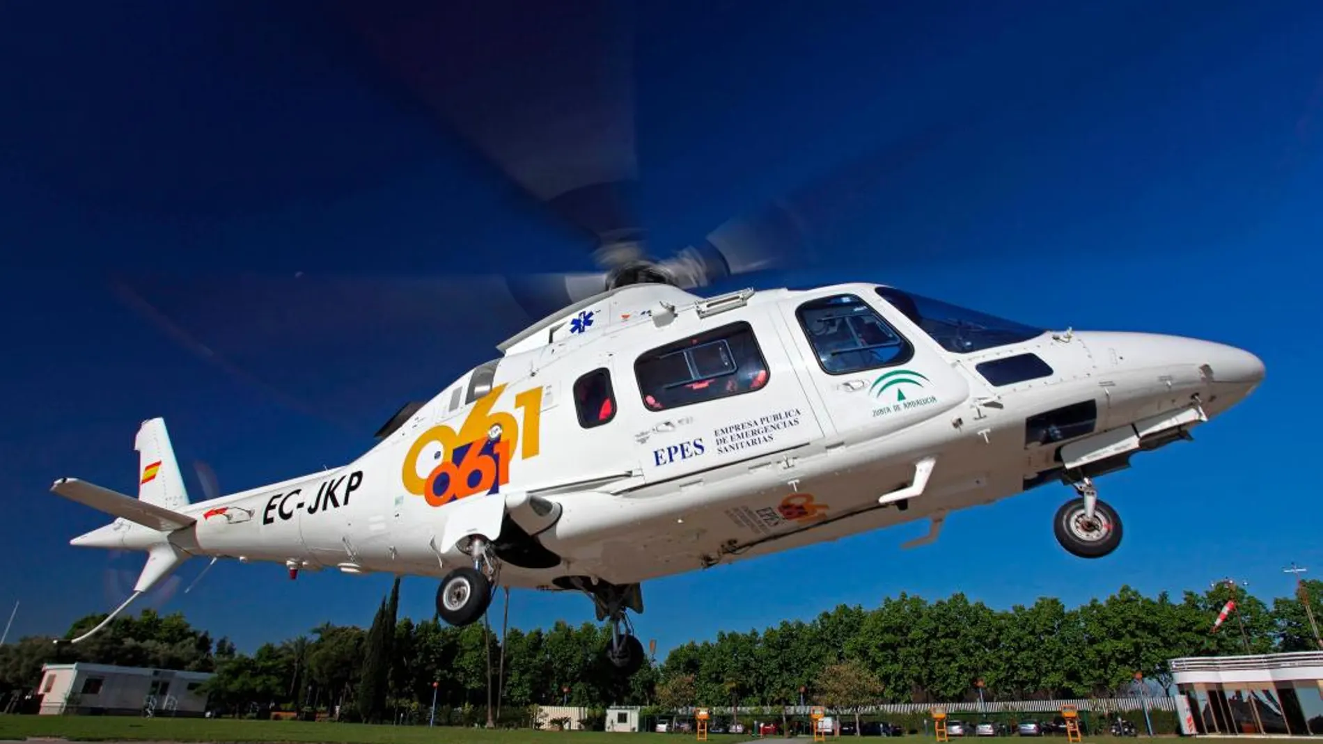 En la imagen, uno de los helicópteros de emergencias sanitarias empleados en Andalucía