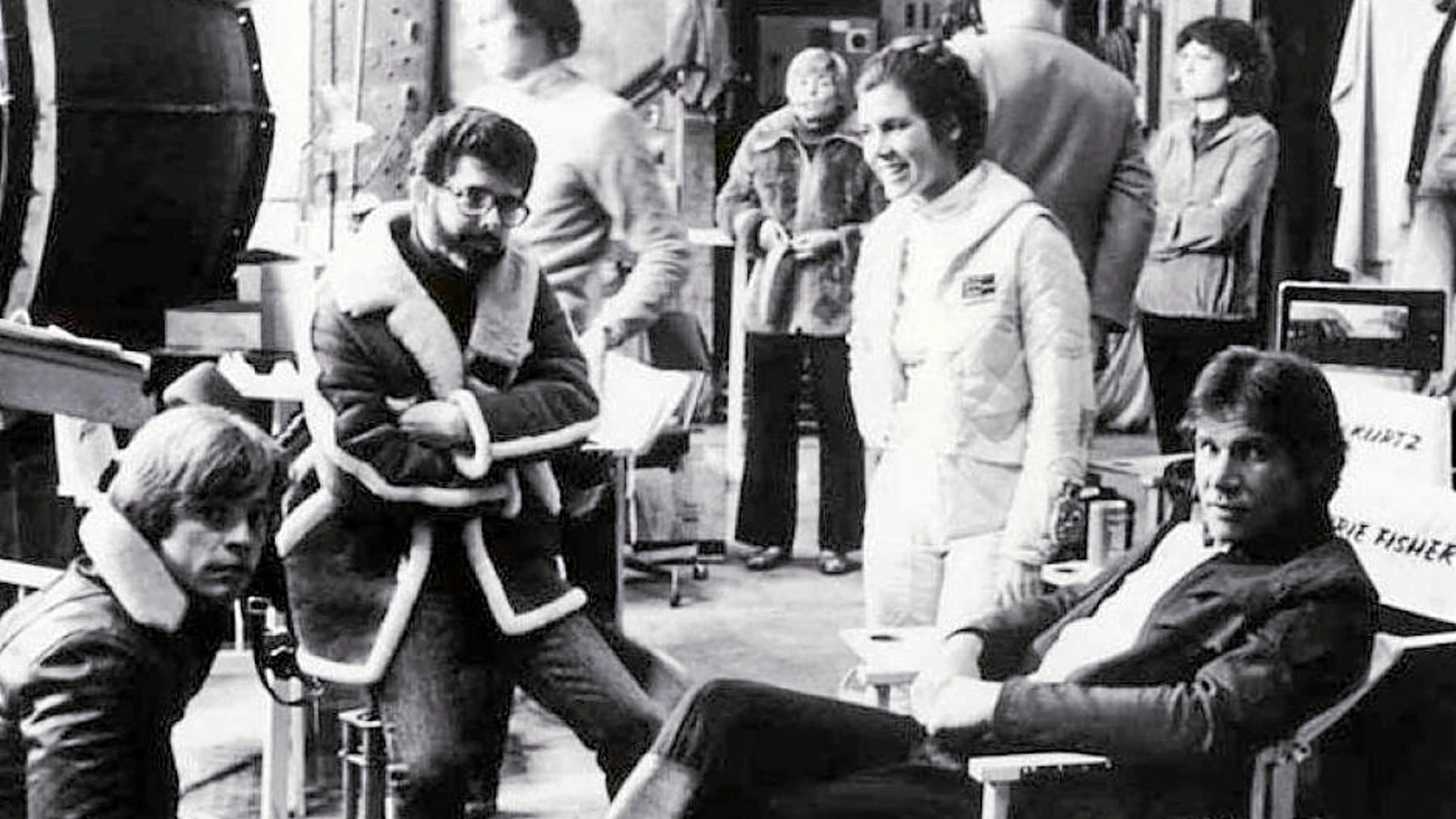 Un jovencísimo George Lucas a principios de los setenta junto a los no menos jóvenes (de izda. a dcha.) Mark Hamill, Carrie Fisher y Harrison Ford