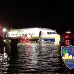 Al menos 21 heridos en Florida al salirse un avión de la pista y acabar en un río