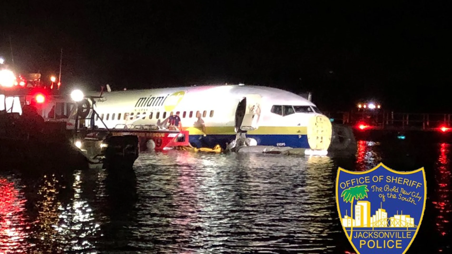 Al menos 21 heridos en Florida al salirse un avión de la pista y acabar en un río
