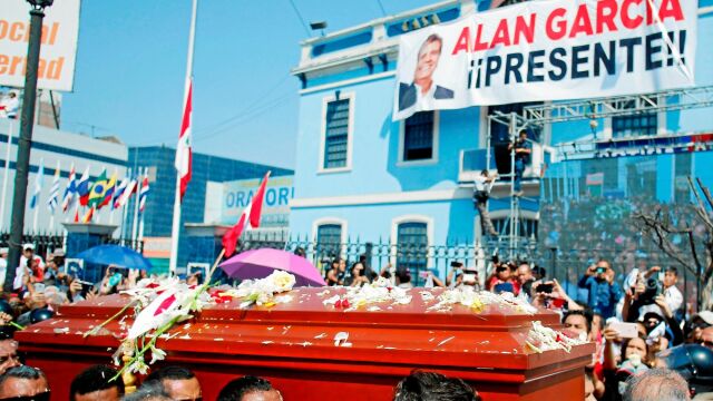 Familiares y amigos portan a hombros el féretro del ex presidente peruano Alan García, que se suicidó el pasado martes / Reuters
