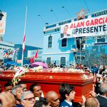 Familiares y amigos portan a hombros el féretro del ex presidente peruano Alan García, que se suicidó el pasado martes / Reuters