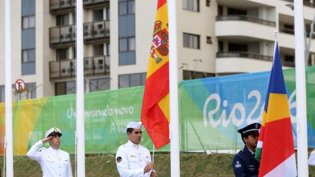 La bandera española fue izada ayer en la Villa Olímpica
