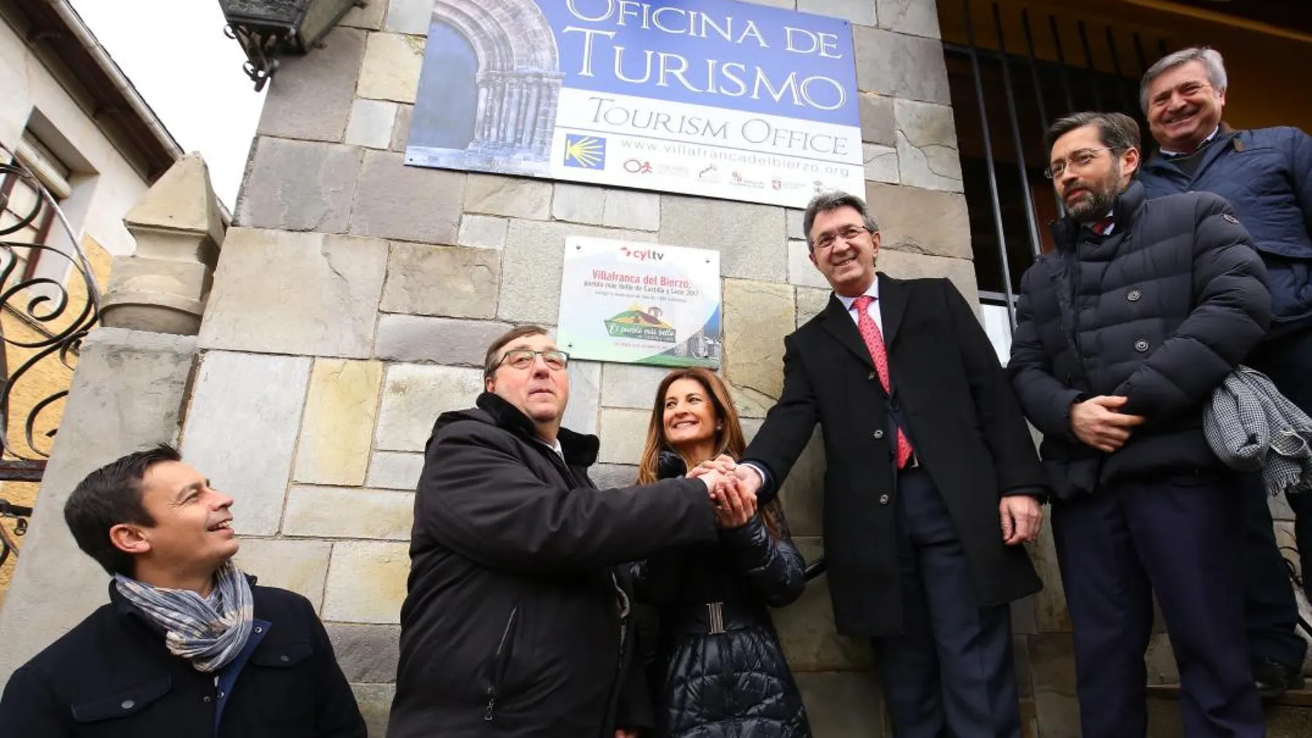 Juan Martínez Majo saluda al alcalde José Manuel Pereira en presencia de Eduardo Álvarez y Eduardo Gordaliza