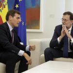 El presidente del Gobierno, Mariano Rajoy, y el presidente de Ciudadanos, Albert Rivera, durante la reunión que han mantenido hoy en el Palacio de la Moncloa