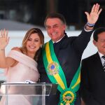 Jair Bolsonaro y su mujer, Michelle Bolsonaro, saludan a la multitud desde el Palacio de Planalto, al que ha acudido tras ser investido presidente. REUTERS/Sergio Moraes