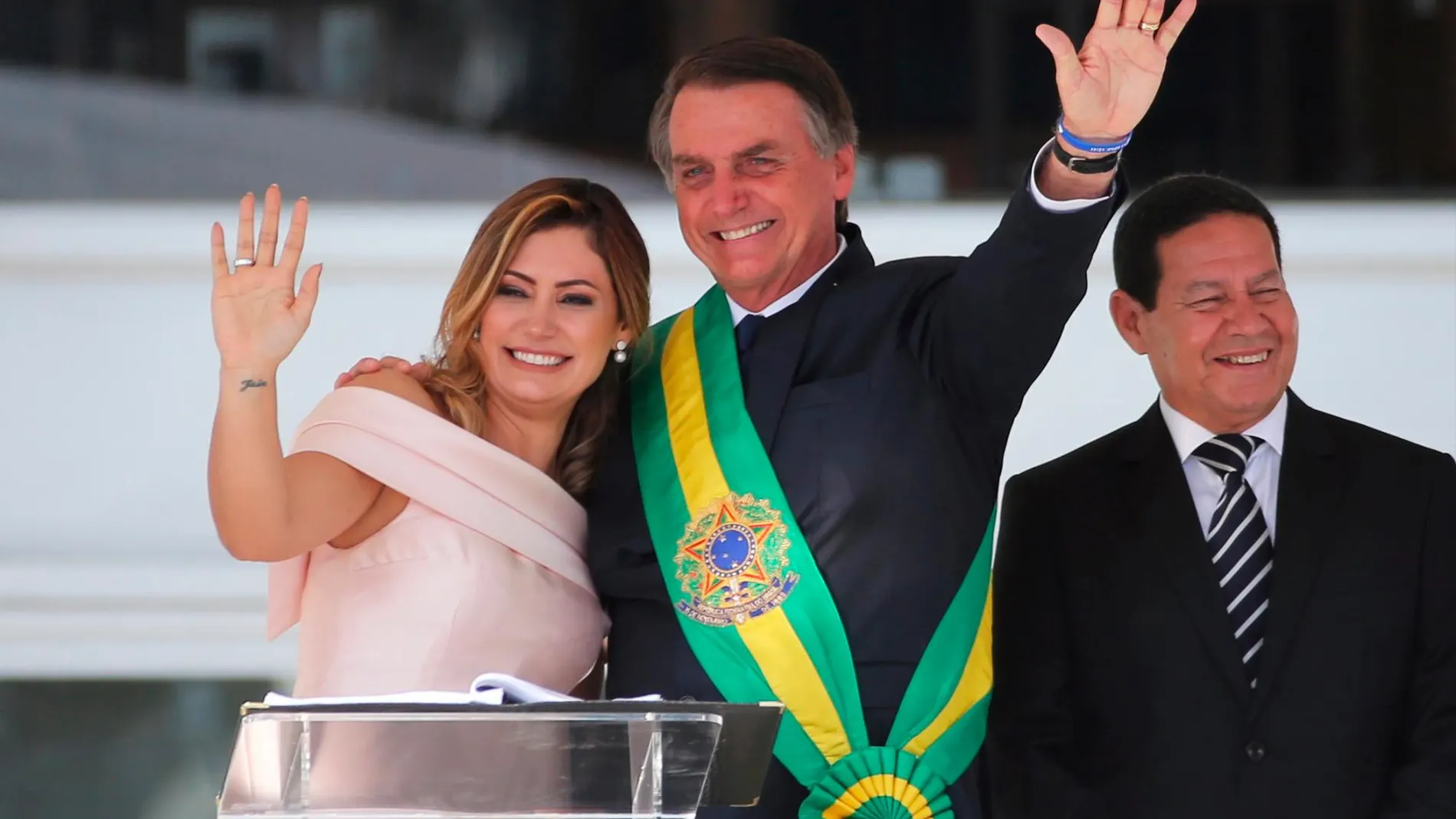 Jair Bolsonaro y su mujer, Michelle Bolsonaro, saludan a la multitud desde el Palacio de Planalto, al que ha acudido tras ser investido presidente. REUTERS/Sergio Moraes