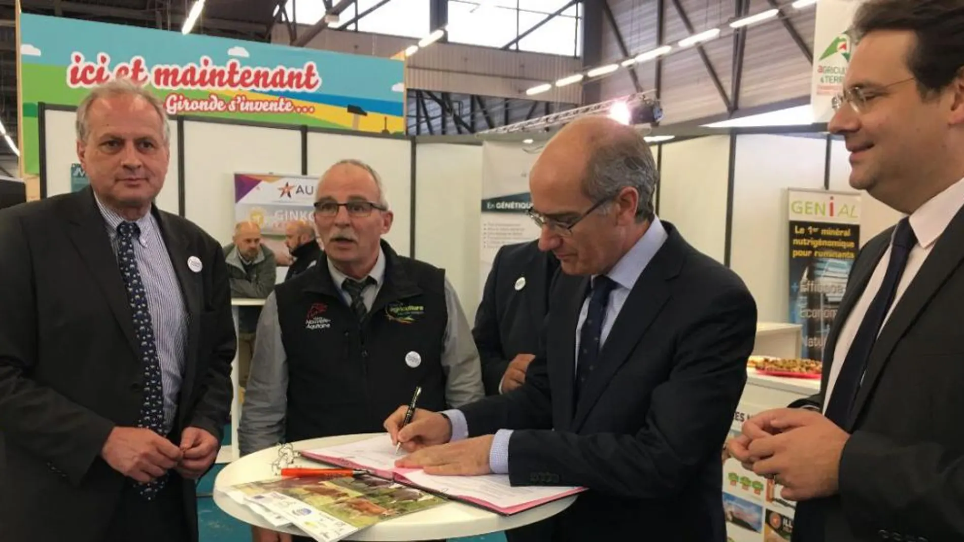 El presidente de la Diputación de Salamanca, Javier Iglesias, suscribe el acuerdo / Diputación de Salamanca