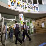 Los Mossos acceden a Escola Auró para levantar acta de las actividades que realizan los colegios.