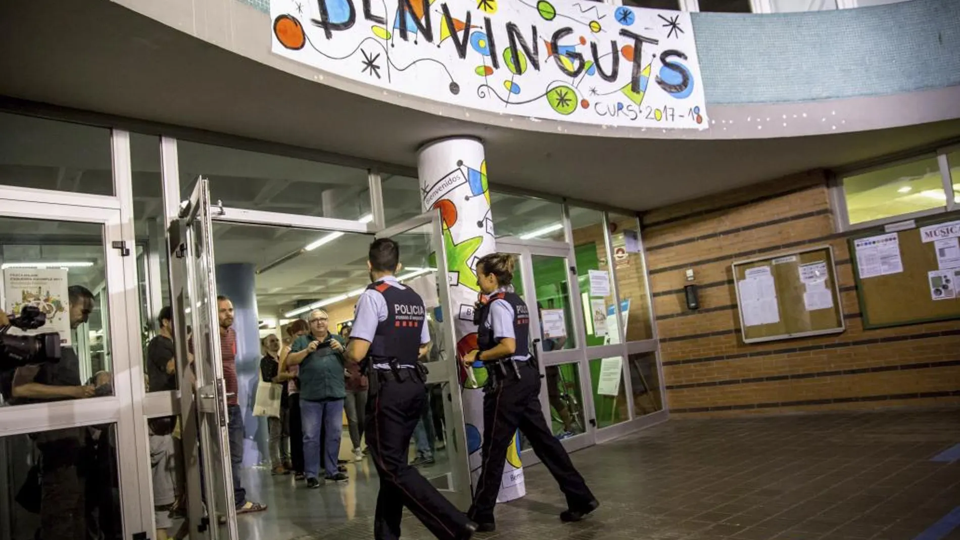 Los Mossos acceden a Escola Auró para levantar acta de las actividades que realizan los colegios.