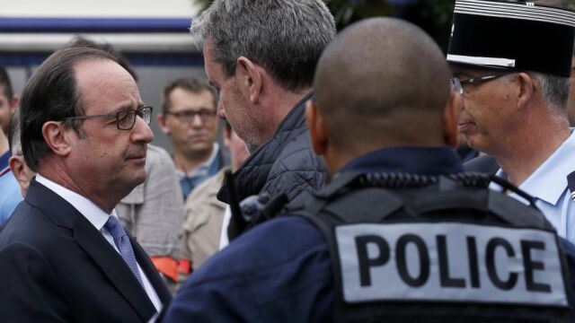 François Hollande habla con las fuerzas de seguridad junto a la Iglesia de Saint-Etienne-du -Rouvray
