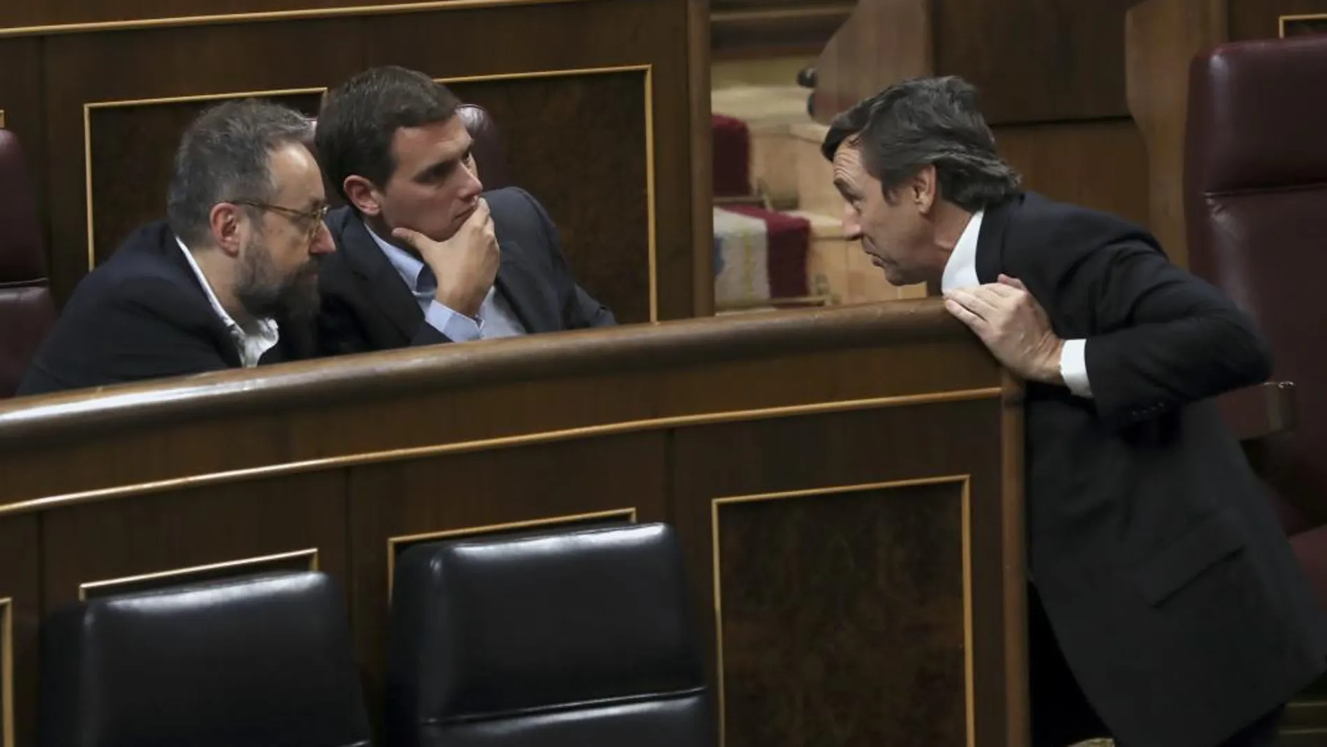 El portavoz parlamentario del PP, Rafael Hernando (d), conversa con el presidente de Ciudadanos, Albert Rivera (c), y su portavoz, Juan Carlos Girauta (i), durante el pleno del martes pasado en el Congreso de los Diputados