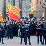 Mossos d'Esquadra frente a los manifestantes en Gerona