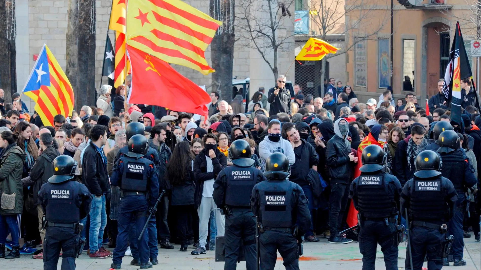 Mossos d'Esquadra frente a los manifestantes en Gerona