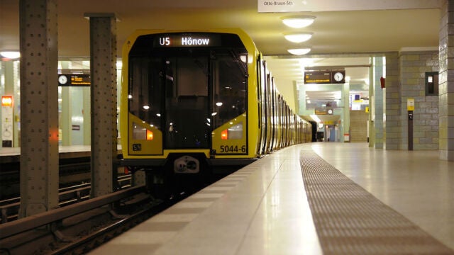 La agresión de produjo en una estación de metro del barrio de Neukölln, cuando los agresores prendieron fuego a las pertenencias del indigente, de 37 años