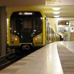 La agresión de produjo en una estación de metro del barrio de Neukölln, cuando los agresores prendieron fuego a las pertenencias del indigente, de 37 años