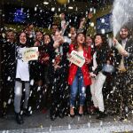 Los trabajadores de Doña Manolita celebran la lluvia de premios