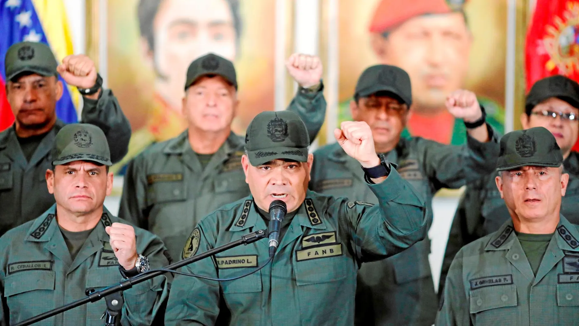 El ministro de Defensa chavista, Vladimir Padrino López (centro), junto a miembros de la cúpula militar en Caracas / Efe