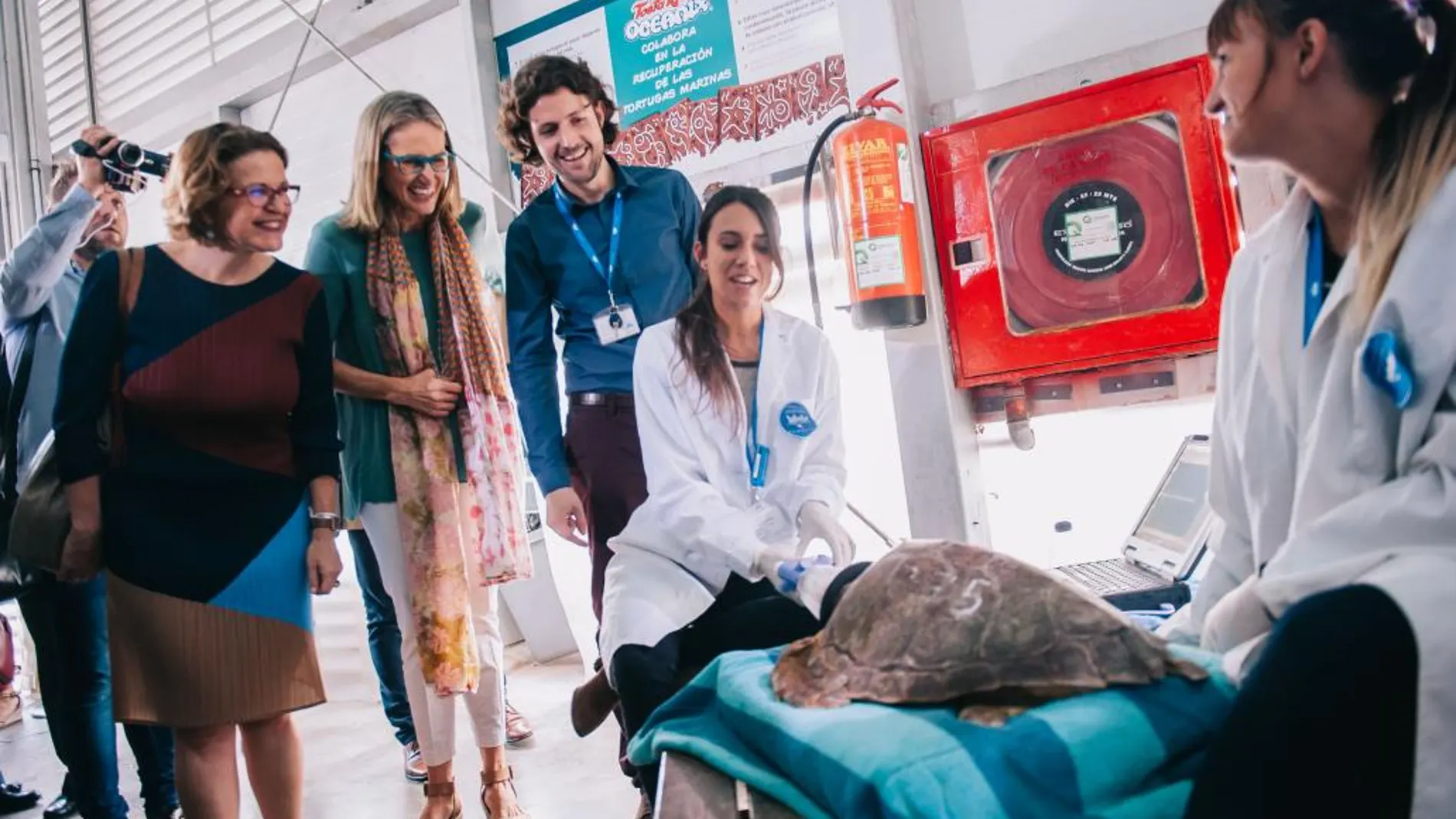 Elena Cebrián, Celia Calabuig y Daniel García visitando las instalaciones de la Fundación Oceanogràfic