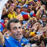 Siete minutos es el tiempo total que le han dedicado los medios de comunicación estatales al aspirante a la presidencia por la Mesa de la Unidad Democrática, el abogado Henrique Capriles (en la imagen), desde el mes de marzo