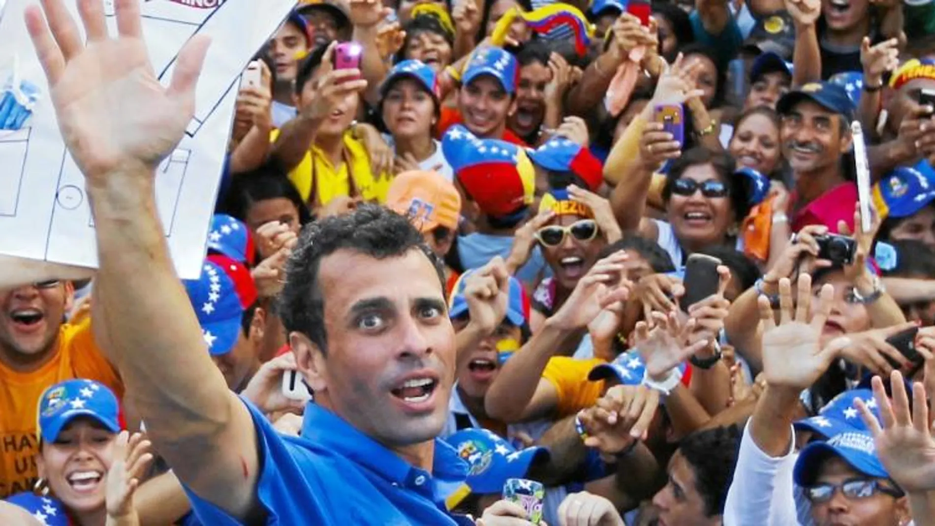 Siete minutos es el tiempo total que le han dedicado los medios de comunicación estatales al aspirante a la presidencia por la Mesa de la Unidad Democrática, el abogado Henrique Capriles (en la imagen), desde el mes de marzo