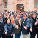 Alfonso Fernández Mañueco junto a José Antonio Bermúdez de Castro, Bienvenido de Arriba, Javier Iglesias y Carlos García Carbayo, entre otros, en el acto de cierre de campaña del PP celebrado en Salamanca