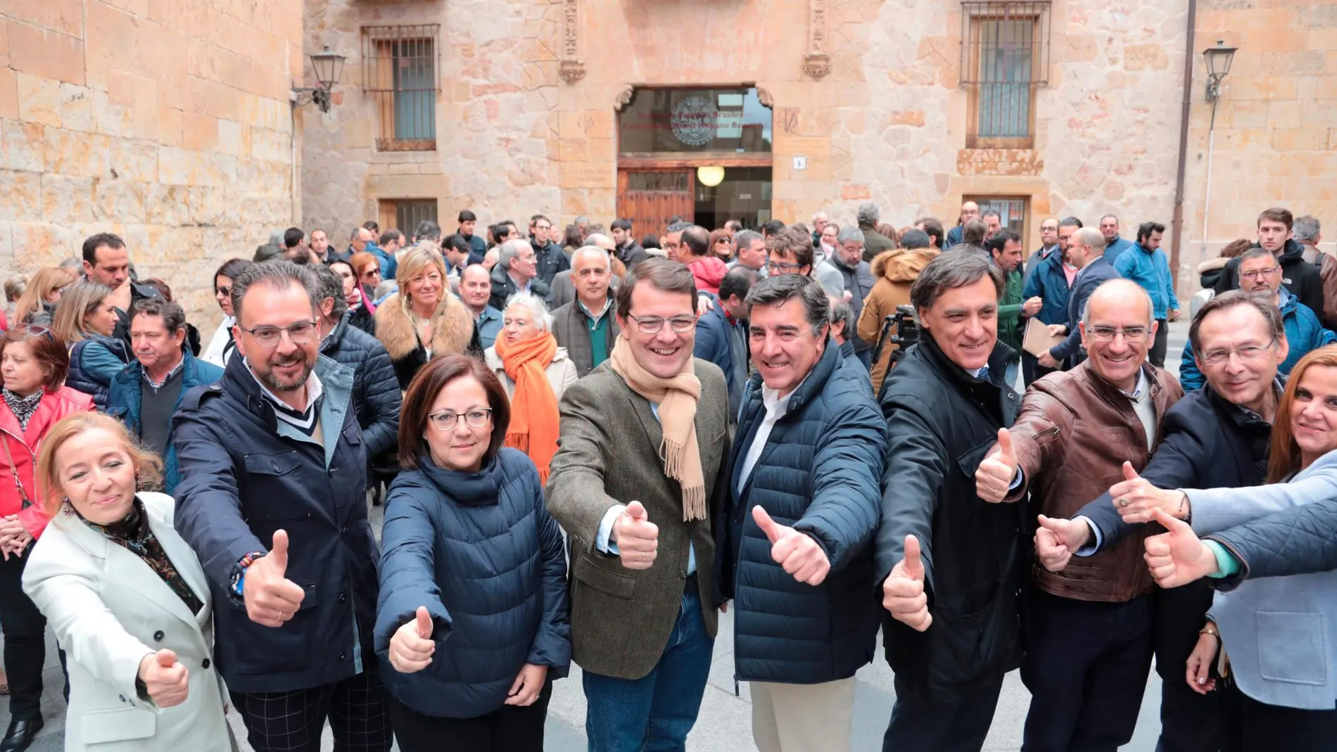 Alfonso Fernández Mañueco junto a José Antonio Bermúdez de Castro, Bienvenido de Arriba, Javier Iglesias y Carlos García Carbayo, entre otros, en el acto de cierre de campaña del PP celebrado en Salamanca