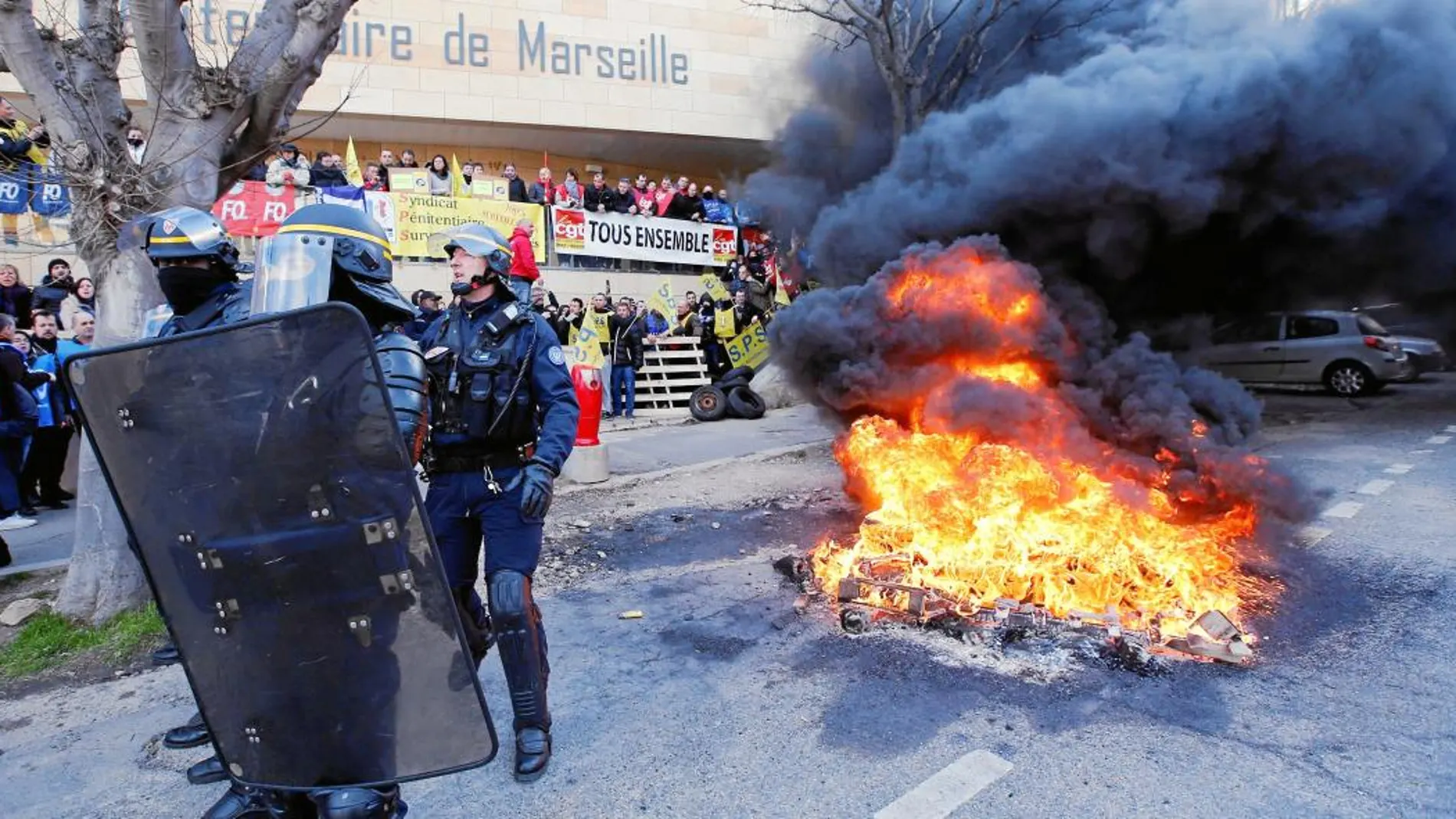 Los funcionarios bloquean ayer la prisión de Baumettes en Marsella
