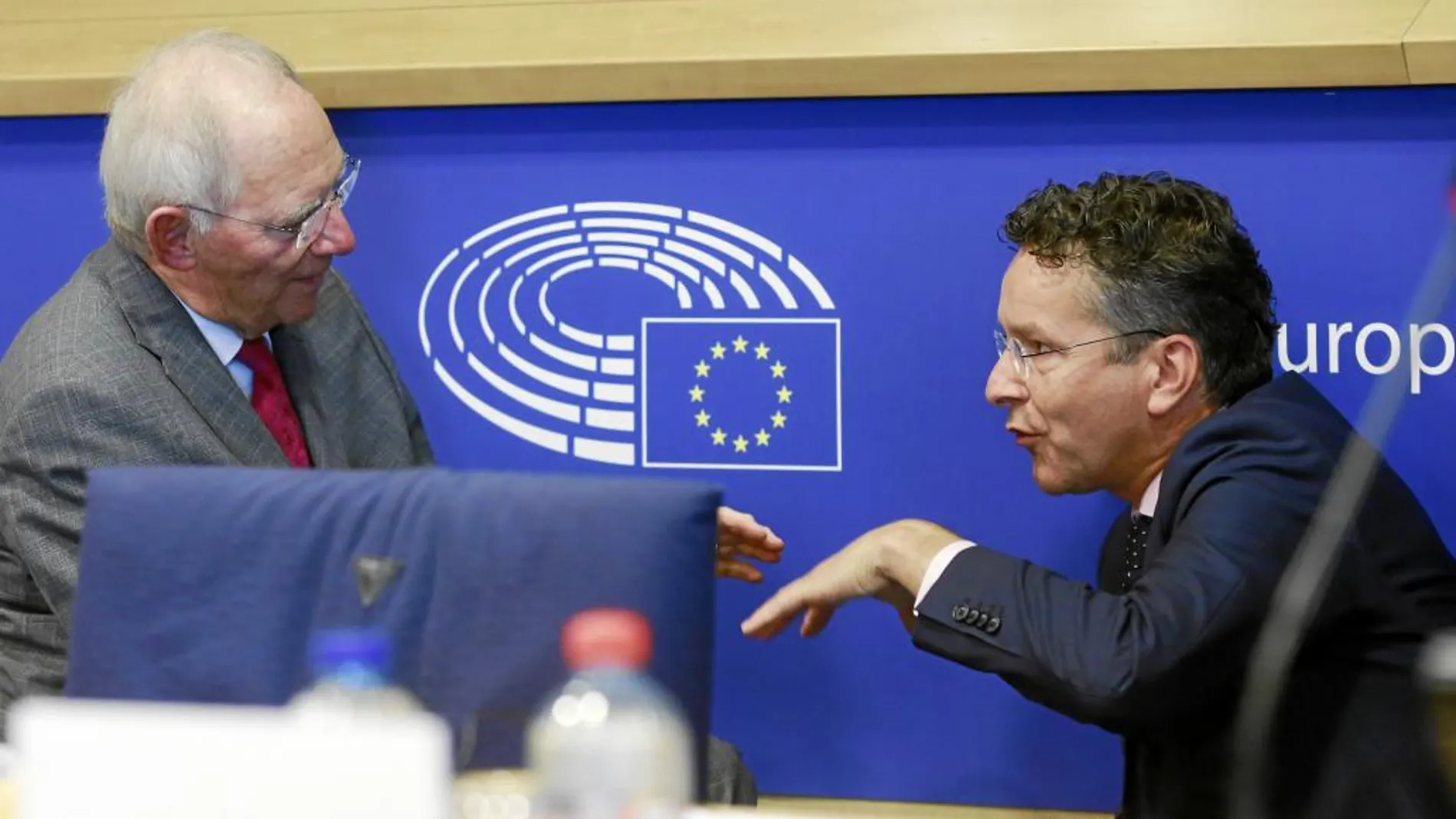 El alemán Schäuble, con el presidente del Eurogrupo, Dijsselbloem