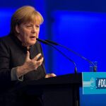 Angela Merkel habla a las juventudes de su partido.
