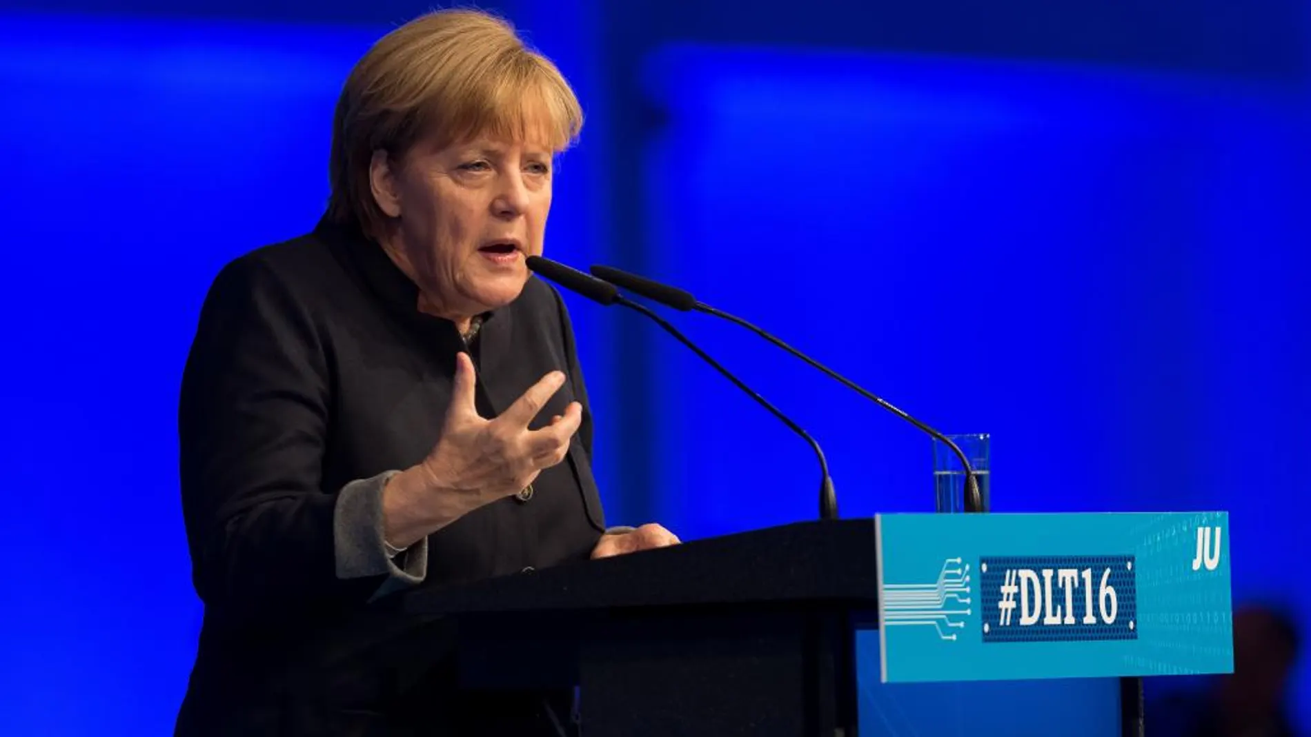 Angela Merkel habla a las juventudes de su partido.