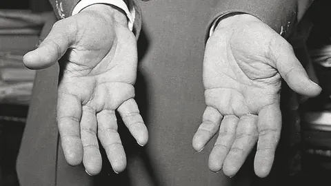 Las manos de Franco fotografiadas por Campúa para un estudio grafológico en marzo de 1954