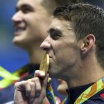 Michael Phelps, besa su vigesimotercera medalla
