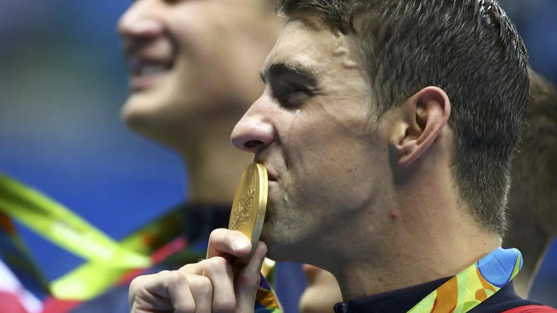 Michael Phelps, besa su vigesimotercera medalla