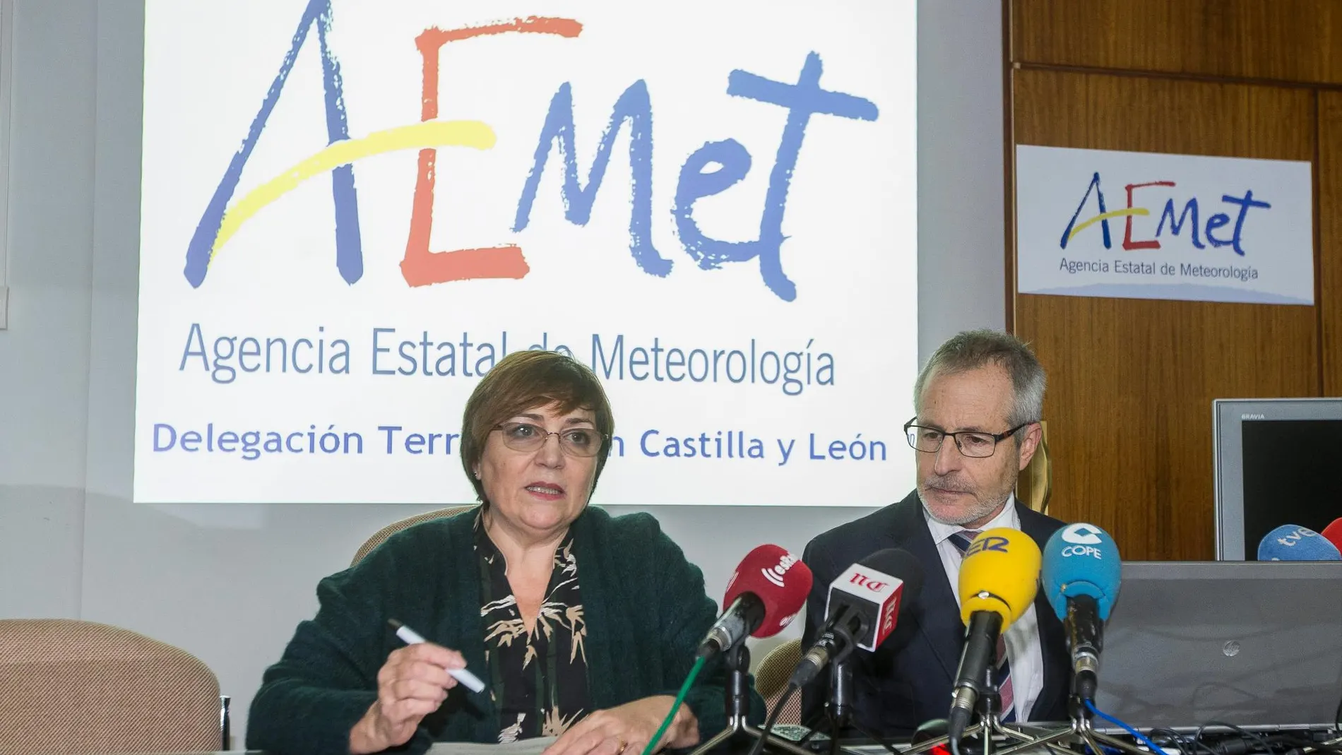 La subdelegada del Gobierno en Valladolid, Helena Caballero y el delegado territorial de la Aemet, Juan Pablo Álvarez