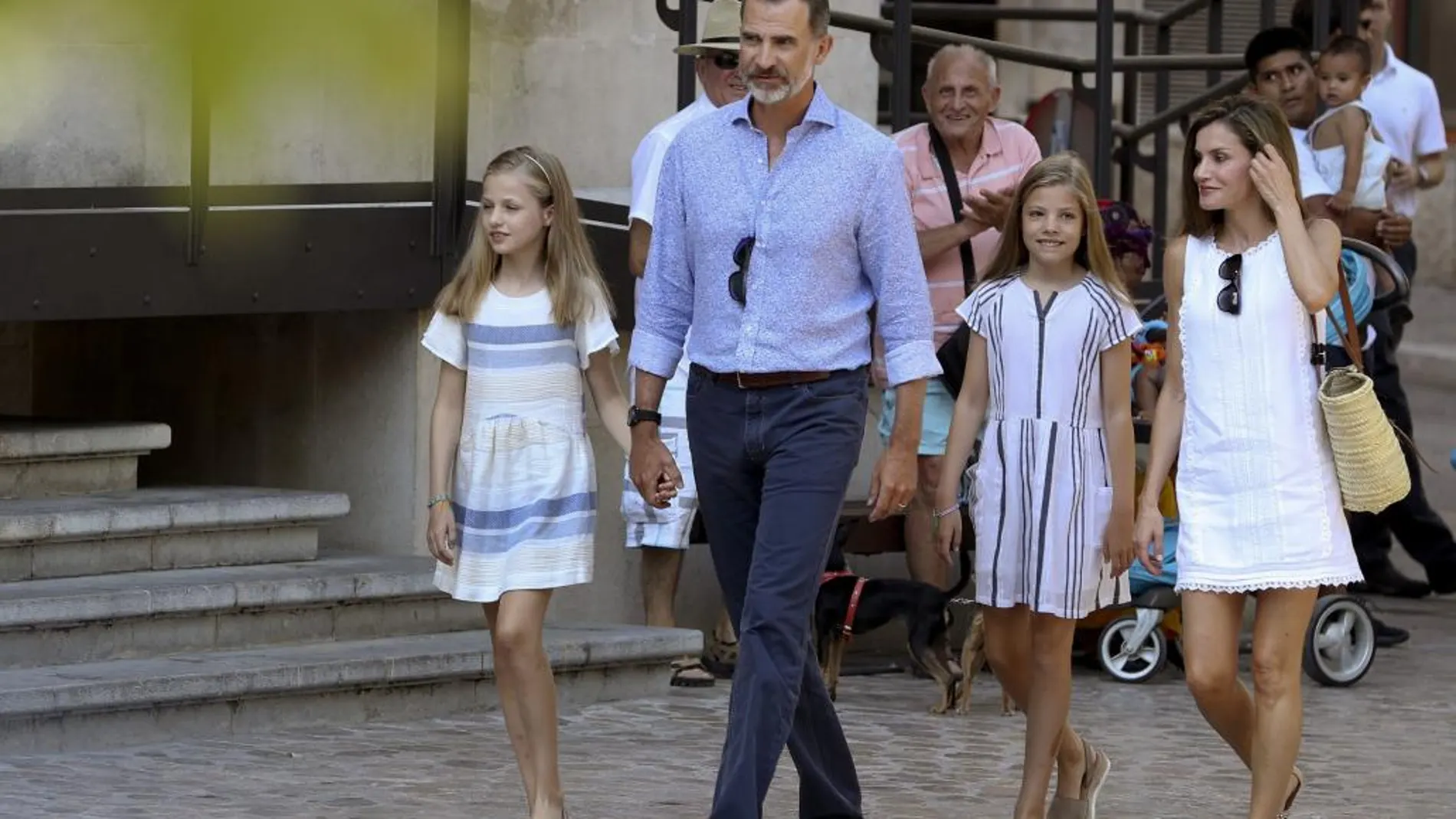 Los Reyes y sus hijas, Leonor y Sofía, a su llegada a la localidad mallorquina de Sóller.