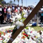 Flores y otras ofrendas depositadas en memoria de las víctimas de la matanza de Niza en el paseo de los Ingleses en Niza, Francia.
