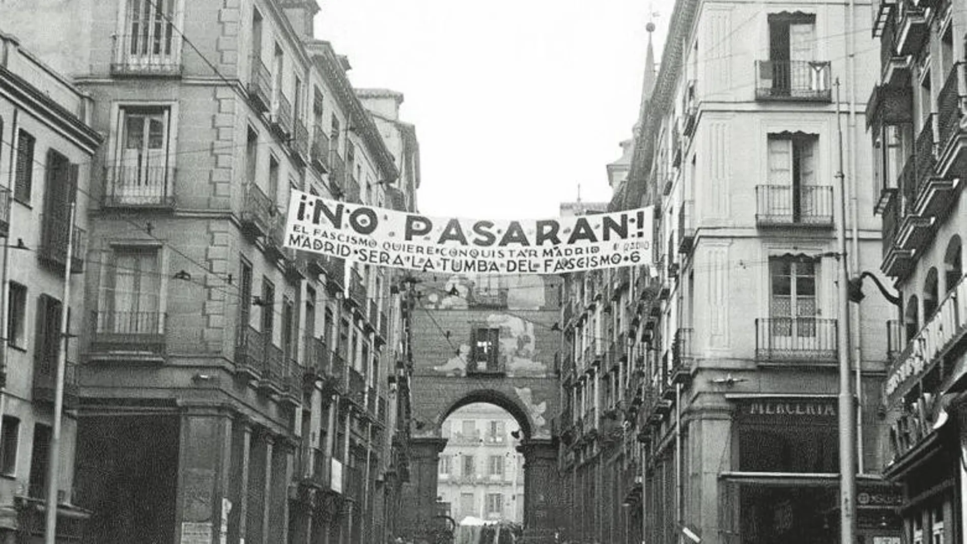 Una pancarta con el lema «¡No pasarán!» cruzaba la madrileña calle Toledo