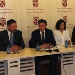 El presidente de la Diputación, Francisco Vázquez, junto al director del Museo de Segovia, Santiago Martínez; Laura Frías; Jesús Ballesteros; y Sara Dueñas / Diputación de Segovia