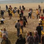 Un centenar de personas colocan toallas amarillas en forma de cruces en las playas de Mataró. Foto: Twitter
