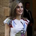 Doña Letizia sorprende en Mallorca al llevar un vestido de Juan Vidal