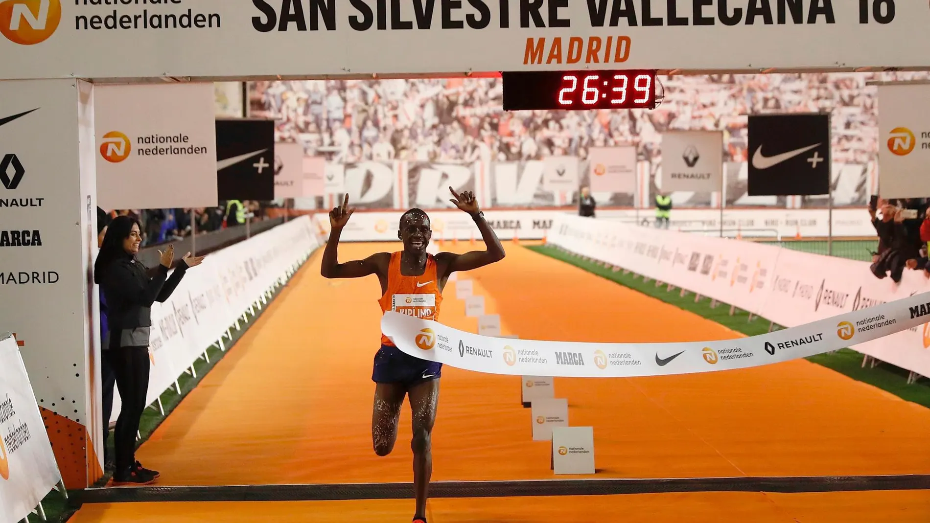 El ugandés Jacob Kiplimo entra vencedor en la San Silvestre Vallecana, la emblemática carrera de 10.000 metros del final de año en Madrid. EFE/J.P.Gandul