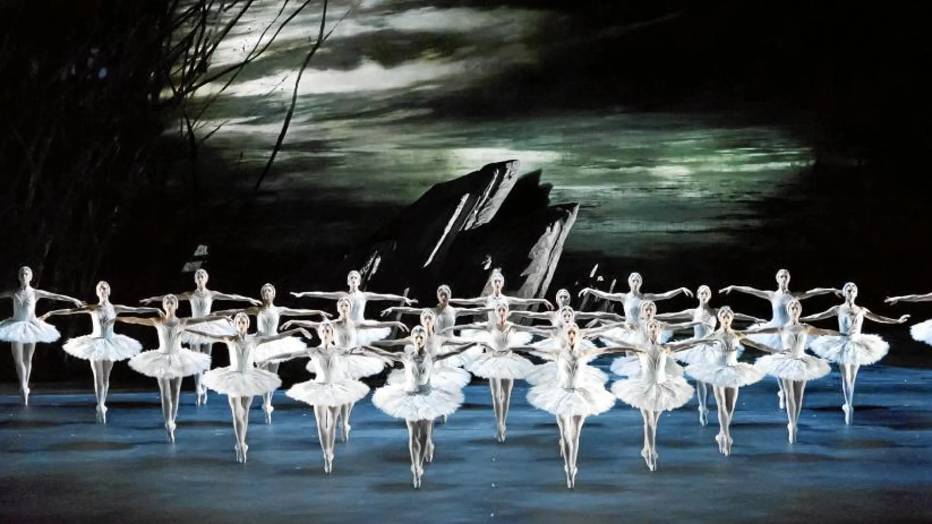 El Teatro Real celebra el 20º aniversario de su reapertura con la nueva versión de «El lago de los cisnes», producción del Royal Ballet